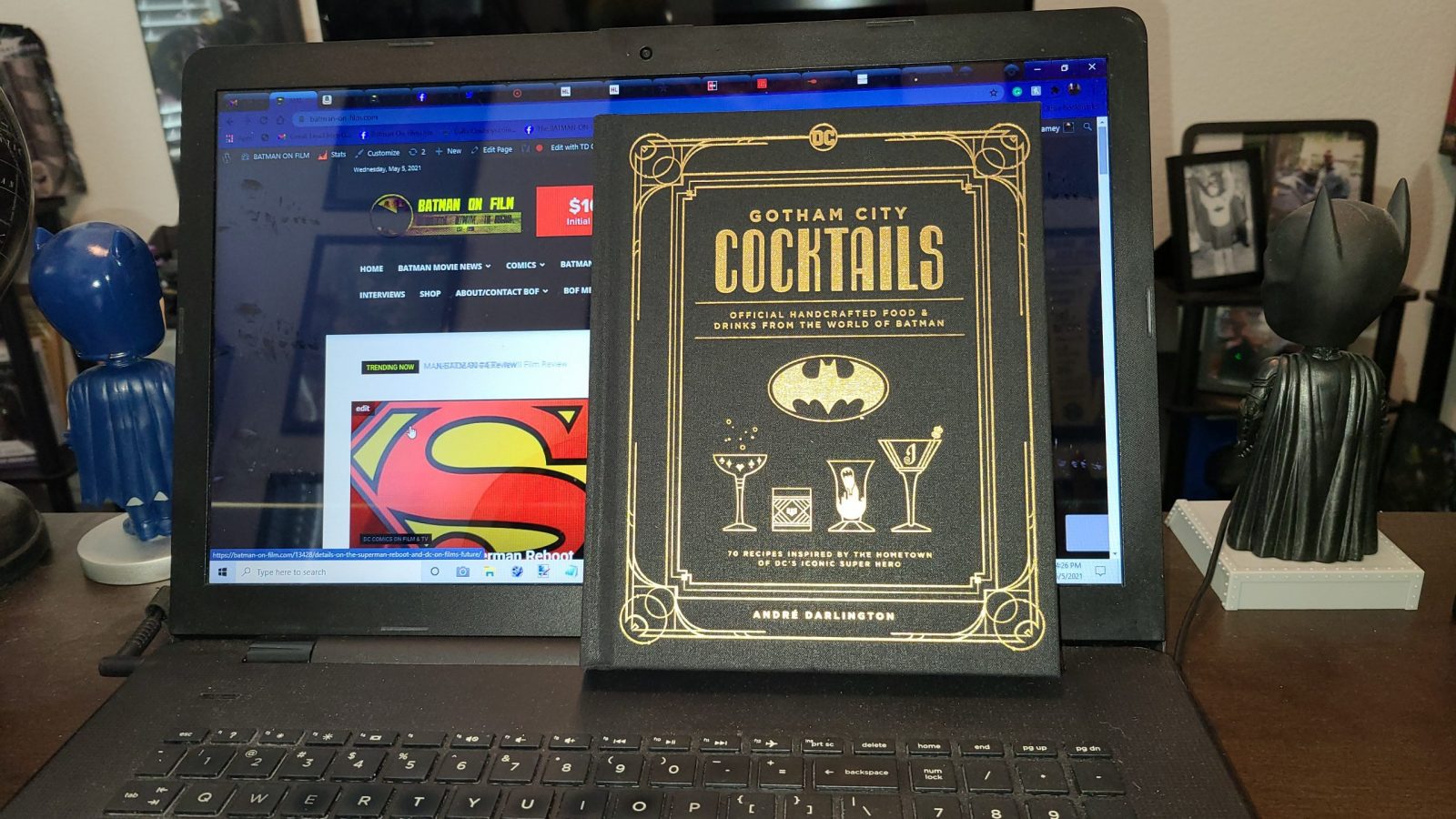 Gotham City Cocktails Gift Set: Official Handcrafted Food & Drinks From the World of Batman [Book]